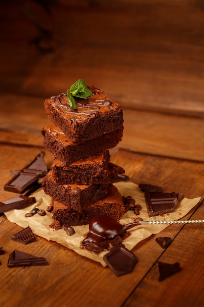 Plato con deliciosos brownies de chocolate