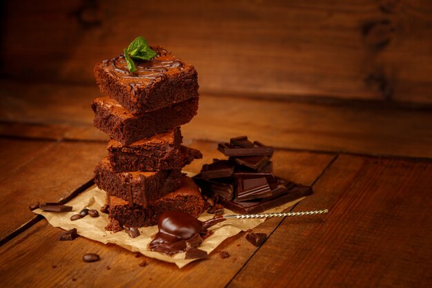 Plato con deliciosos brownies de chocolate