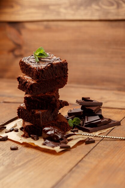 Plato con deliciosos brownies de chocolate