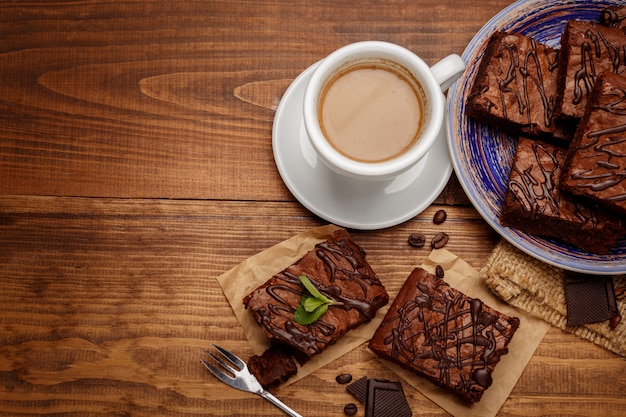 Plato con deliciosos brownies de chocolate