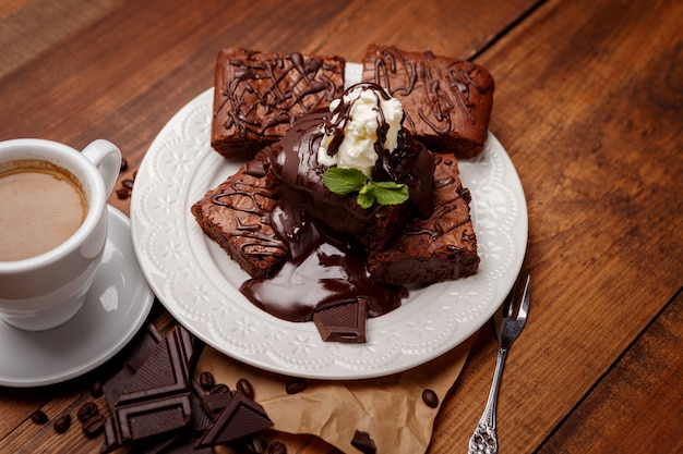 Plato con deliciosos brownies de chocolate