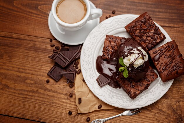 Plato con deliciosos brownies de chocolate