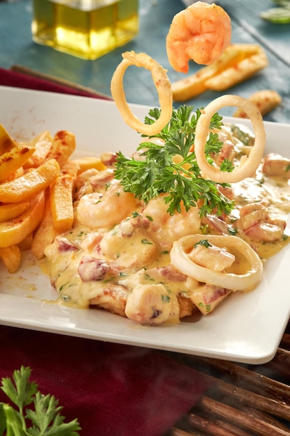 Plato de deliciosos camarones con papas fritas