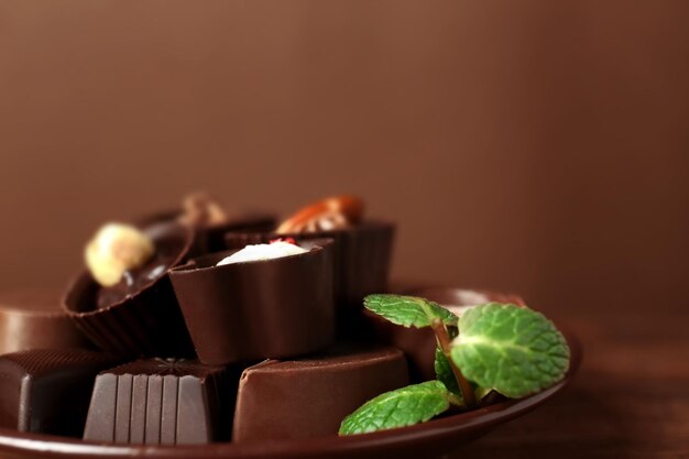 Plato con deliciosos dulces de chocolate closeup