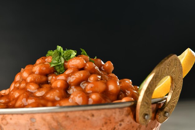 Un plato de deliciosos frijoles, platos árabes tradicionales, comida árabe, platos populares, saludable y útil d