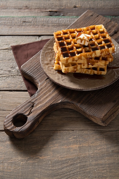 Plato con deliciosos waffles con cobertura de caramelo