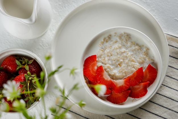 el plato del desayuno está sobre la mesa