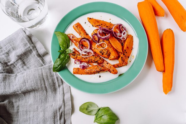 Plato de dieta vegetariana griega con hierbas y yogur.