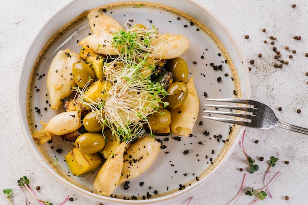 Plato dietético de calamares aceitunas y verduras