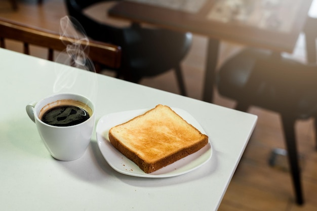 Plato dietético de una tostada con una taza de café negro