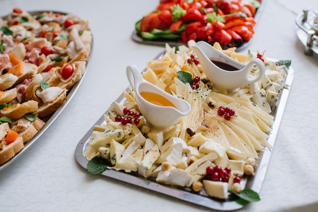 Plato con diferentes quesos en la mesa del buffet.