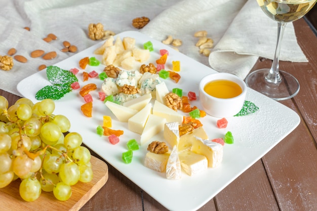 Foto plato con diferentes snacks