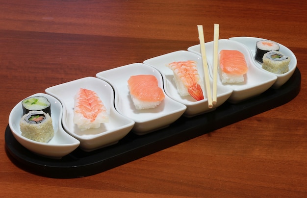 Plato con diferentes tipos de comida japonesa.