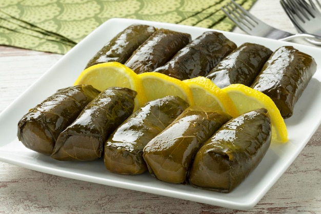 Plato con dolmades griegos y limón de cerca