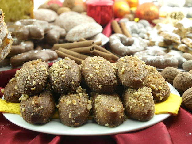 Un plato de donuts con canela encima