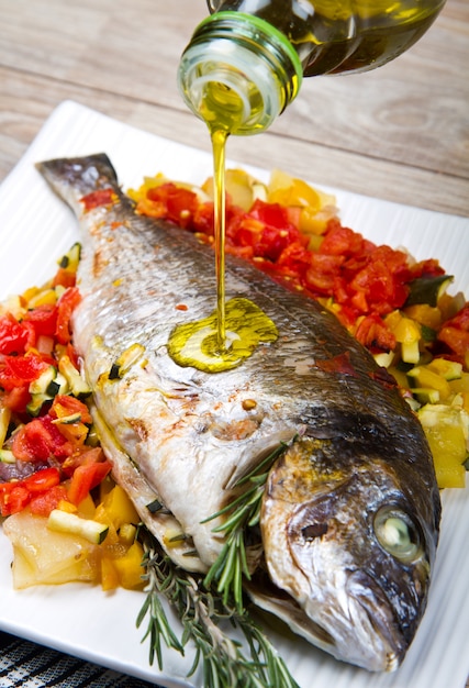 plato con una dorada con verduras