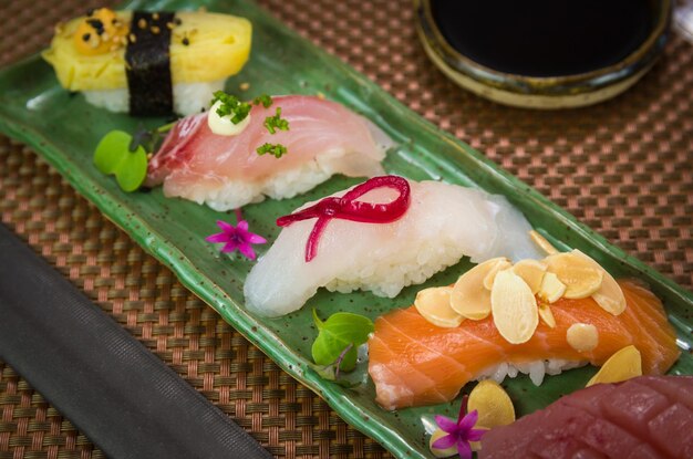 Plato con dos elegantes nigiri sushi nigirizushi con cortes de cuchillo en forma de diamante