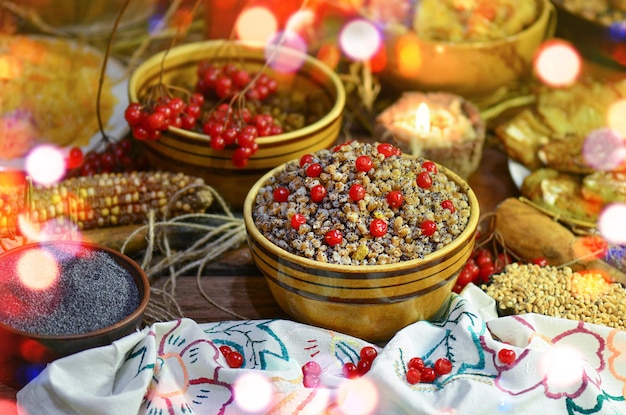 Plato dulce de Navidad en cuenco de arcilla rústica Kutya tradicional de Navidad en la mesa