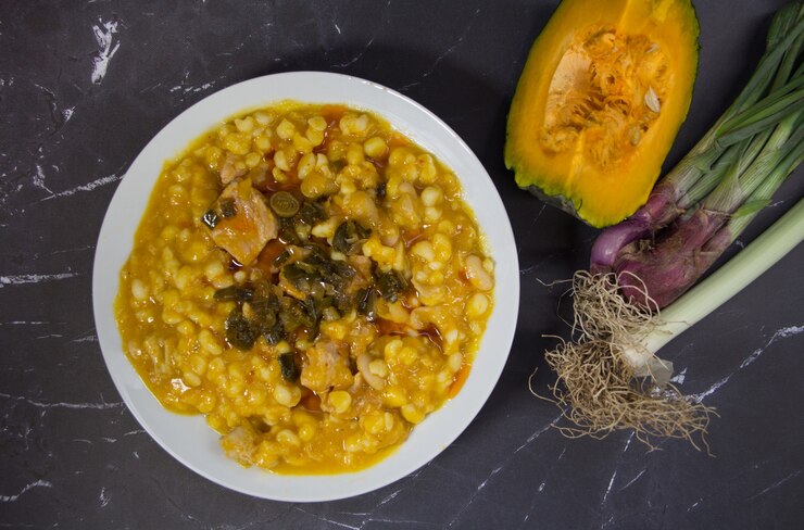 Plato e ingredientes del locro norteño, típico para celebrar las fiestas patrias en Argentina. Gastronomia tradicional