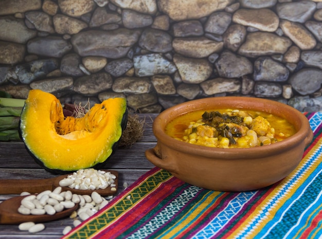 Foto plato e ingredientes del locro norteño, típico para celebrar las fiestas patrias en argentina. gastronomia tradicional