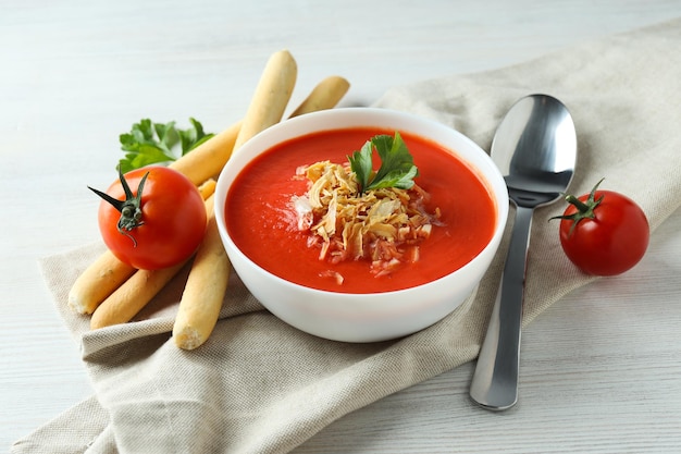 Plato elaborado con tomates sabrosa sopa de tomate