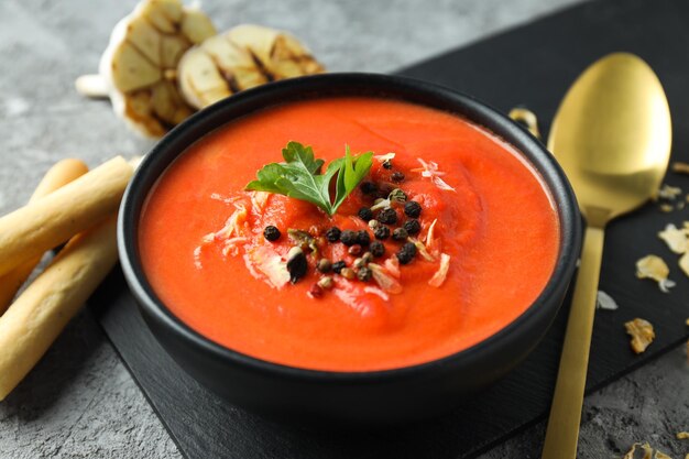 Plato elaborado con tomates sabrosa sopa de tomate