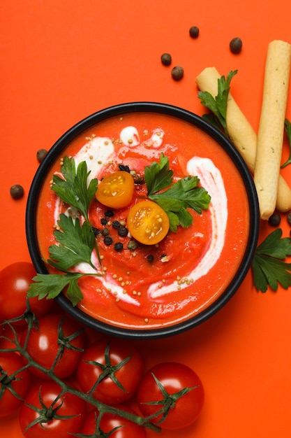 Plato elaborado con tomates sabrosa sopa de tomate