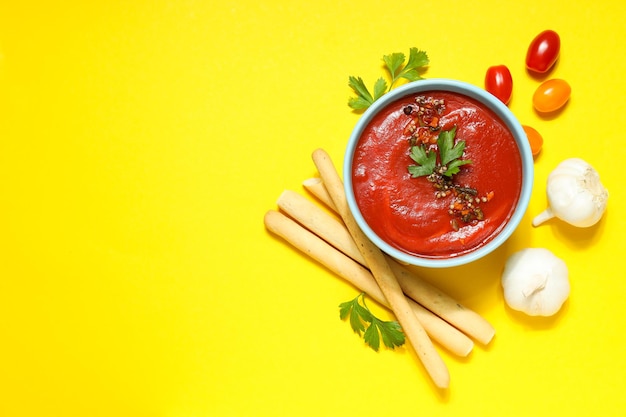 Plato elaborado con tomates sabrosa sopa de tomate