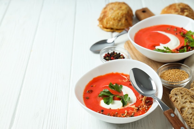 Plato elaborado con tomates sabrosa sopa de tomate