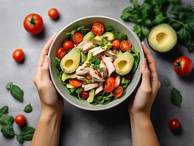 un plato de ensalada con aguacate aguacate tomate y aguacate