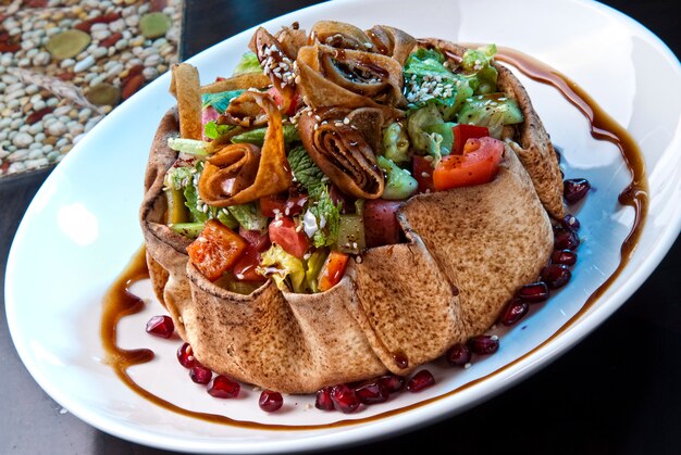 Plato de ensalada árabe tradicional fatysh.