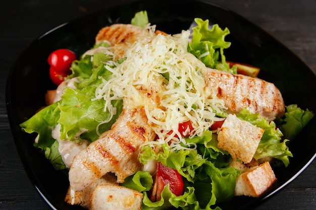 Plato de ensalada con carne, tomate y queso