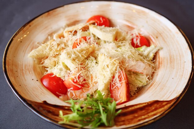 Plato con ensalada césar en la mesa, cerrar