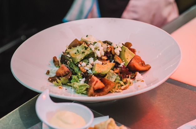 Plato de ensalada César con pollo