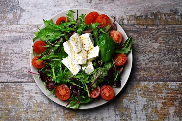 Un plato de ensalada. Dieta saludable. Comida de primavera.