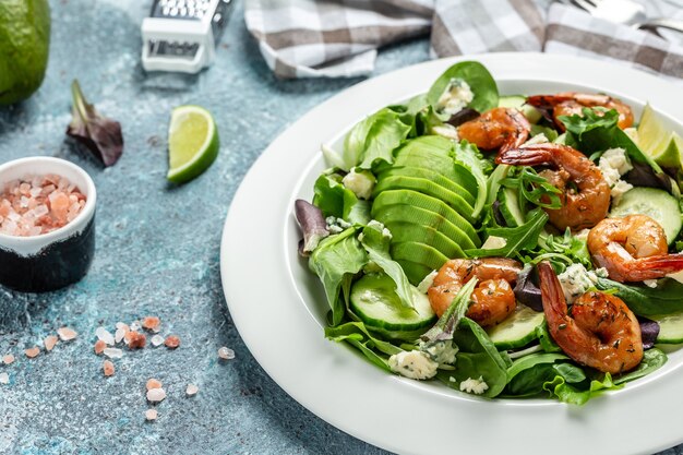 Plato de ensalada fresca con camarones, aguacate, lechugas mixtas de queso azul. Comida sana. Comer limpio. lugar para texto, vista superior.