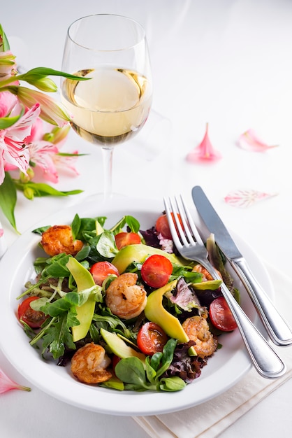 Plato de ensalada fresca con camarones, tomate y verduras mixtas