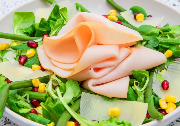 Plato con ensalada fresca y lonchas de jamón