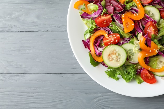 Plato con ensalada fresca en madera