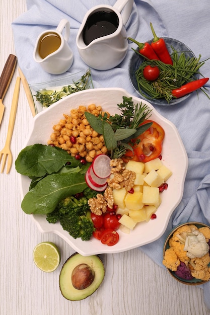 Plato de ensalada fresca con verduras mixtas