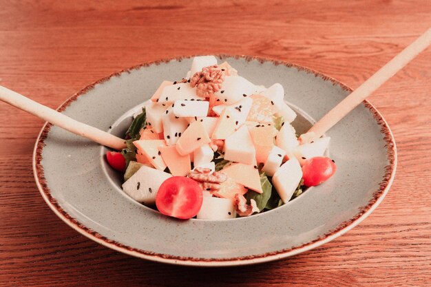 Plato de ensalada fresca con verduras mixtas