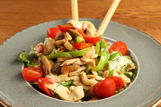 Plato de ensalada fresca con verduras mixtas