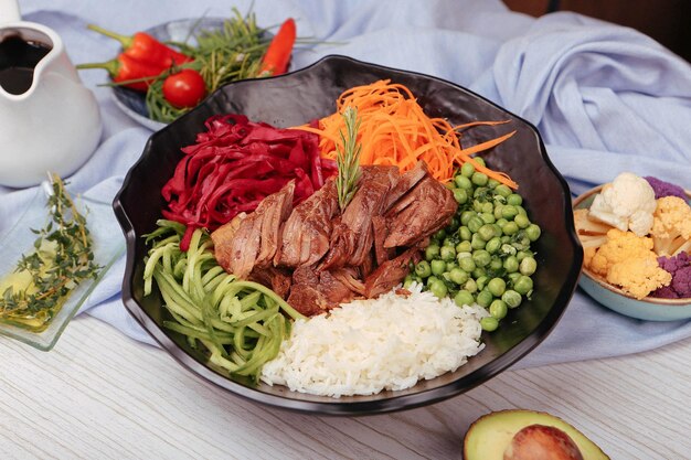 Plato de ensalada fresca con verduras mixtas