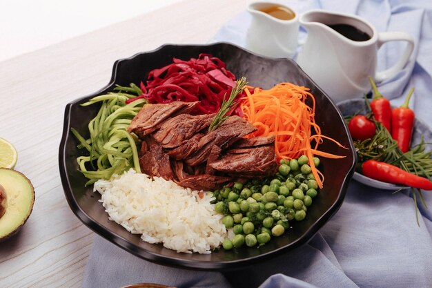 Plato de ensalada fresca con verduras mixtas