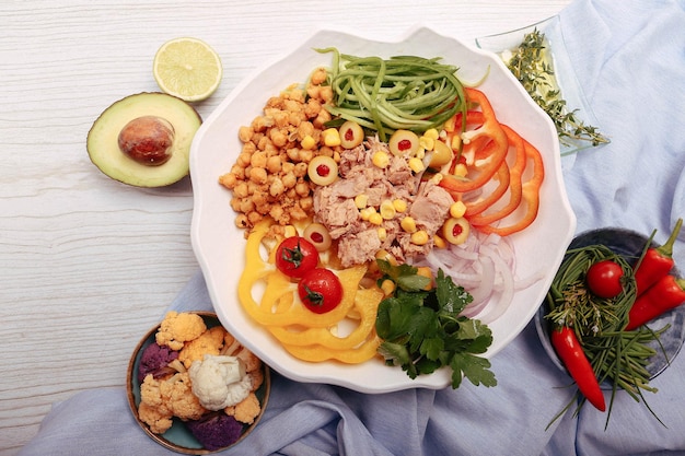 Plato de ensalada fresca con verduras mixtas