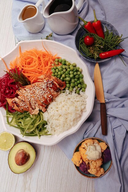 Plato de ensalada fresca con verduras mixtas