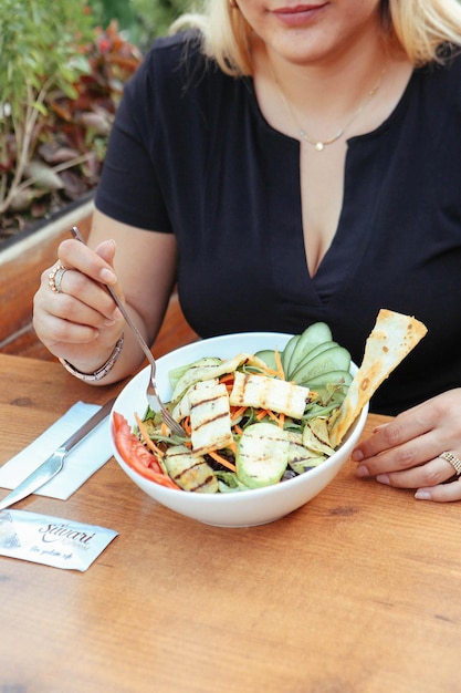 Plato de ensalada fresca con verduras mixtas