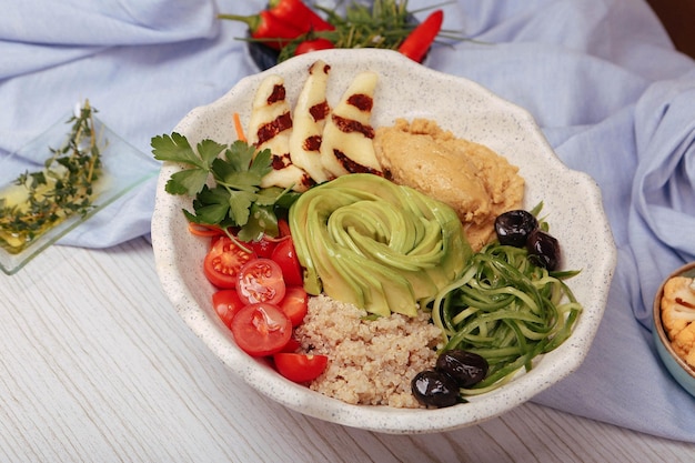 Plato de ensalada fresca con verduras mixtas