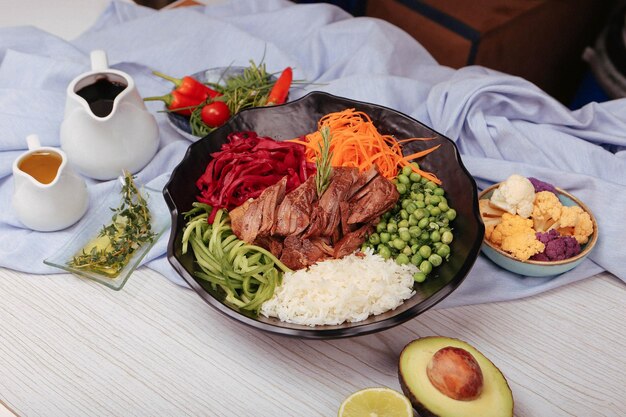 Plato de ensalada fresca con verduras mixtas