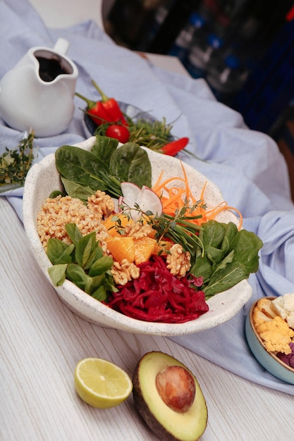 Plato de ensalada fresca con verduras mixtas